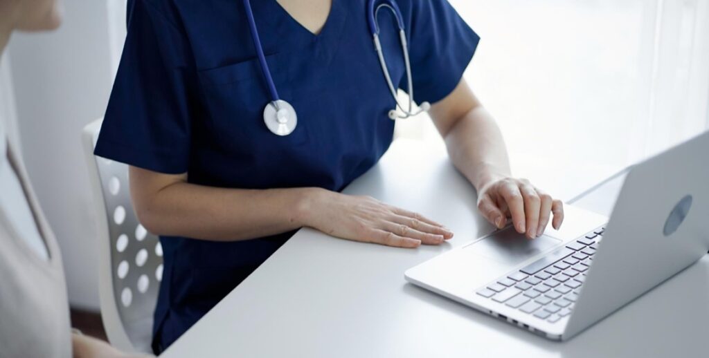 Ubezpieczenie OC lekarzy jest nie tylko wymogiem prawnym, ale również formą ochrony przed finansowymi skutkami ewentualnych roszczeń