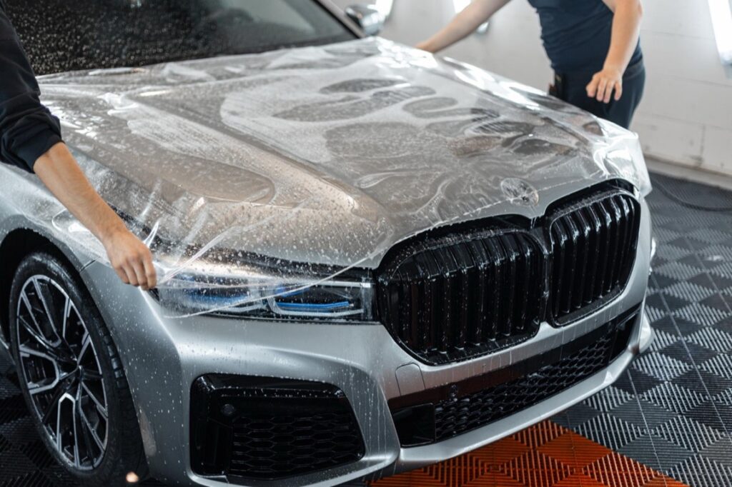 PPF (Paint Protection Film) to specjalistyczna folia poliuretanowa, która aplikowana jest na zewnętrzne powierzchnie samochodu w celu ochrony lakieru przed różnego rodzaju uszkodzeniami