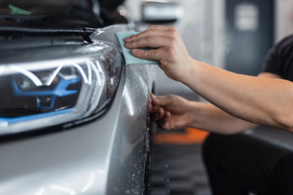 Stosowanie ceramicznych powłok znacząco przyczynia się do przedłużenia żywotności lakieru samochodowego