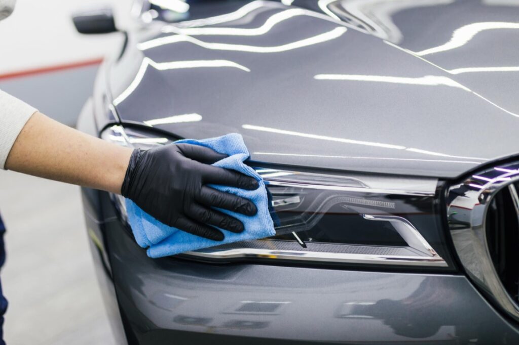 Stosowanie ceramicznych powłok znacząco przyczynia się do przedłużenia żywotności lakieru samochodowego
