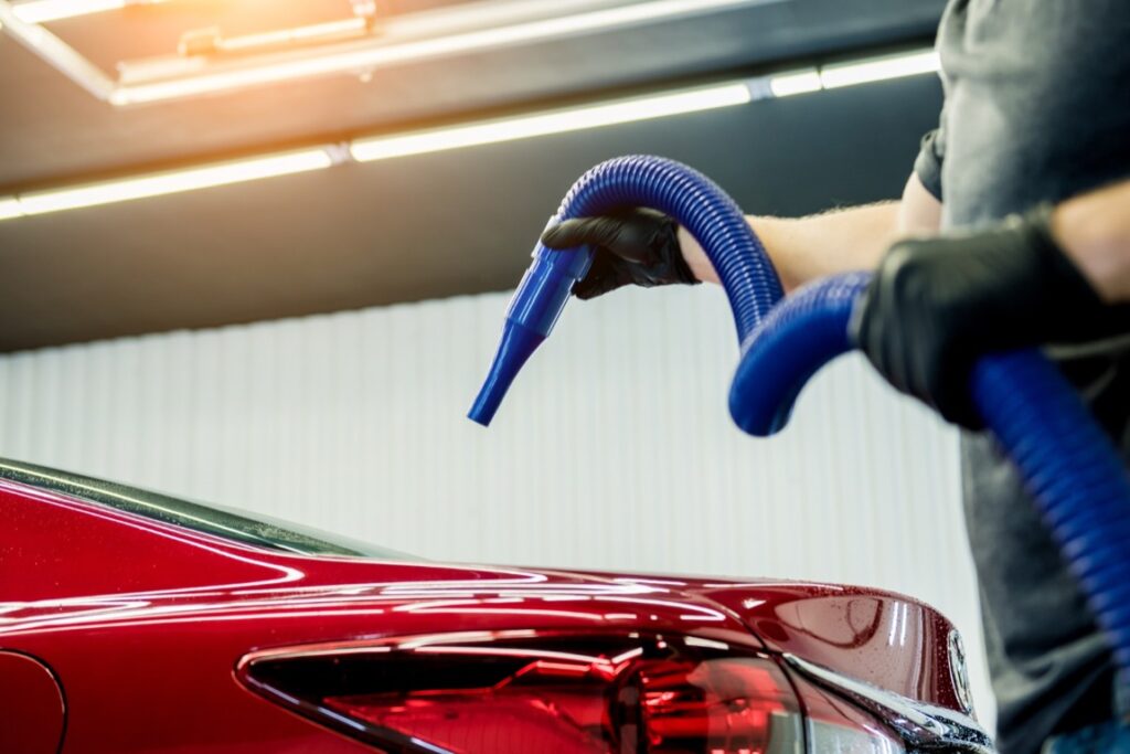 Auto-detailing to proces, który wykracza poza zwykłe mycie samochodu, oferując kompleksową pielęgnację zarówno wnętrza, jak i zewnętrznych elementów pojazdu