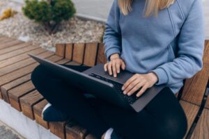 Lenovo ThinkPad T14 – idealny towarzysz Millenialsów: praca, pasje i hybrydowy tryb życia