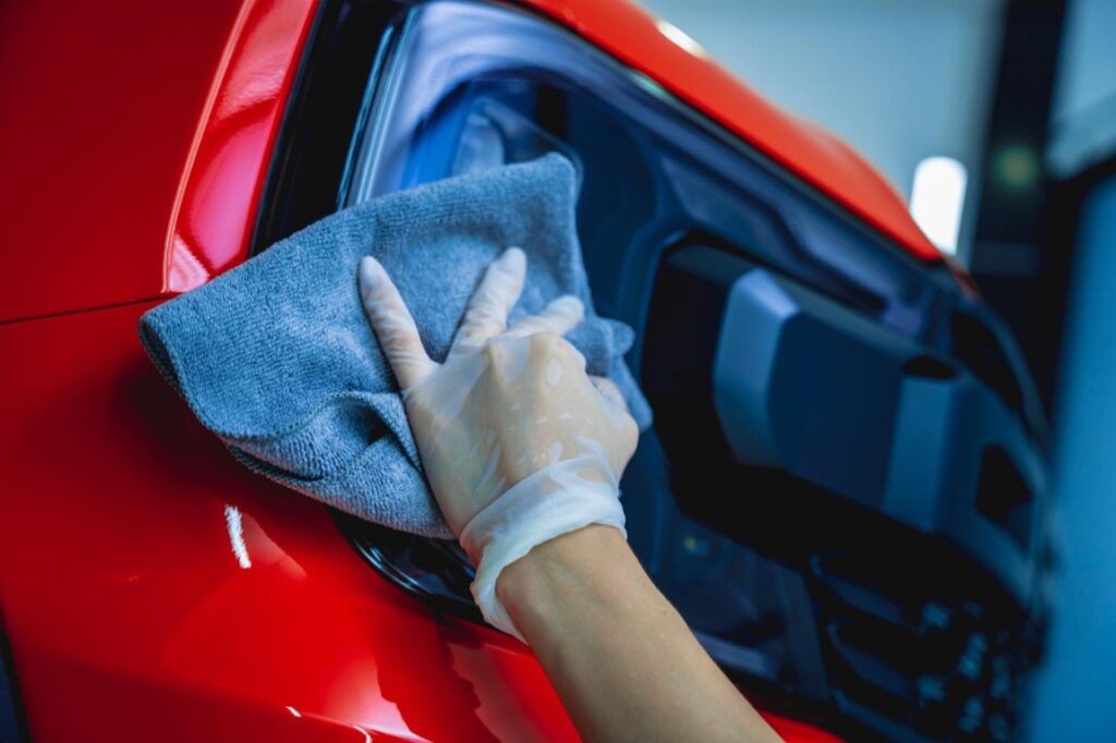 Auto-detailing to proces, który wykracza poza zwykłe mycie samochodu, oferując kompleksową pielęgnację zarówno wnętrza, jak i zewnętrznych elementów pojazdu