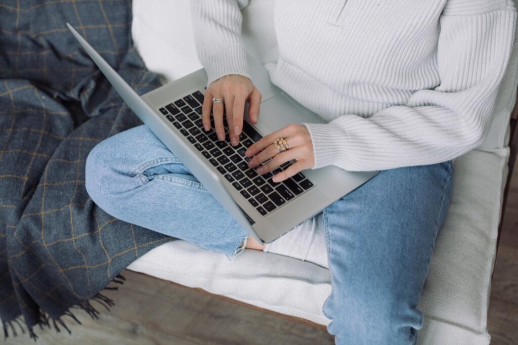 Lenovo ThinkPad T14 idealnie wpisuje się w te oczekiwania dzięki swojej konstrukcji i funkcjonalnościom